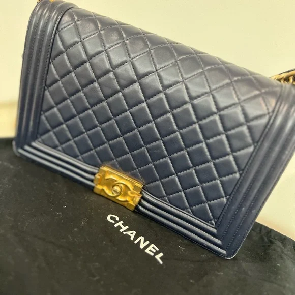 CHANEL Le Boy Medium - Picture 10 of 12